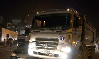 Xe tải chèn móp đầu Mercedes