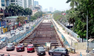 Công trường dự án lớn nhất Thủ đô thành bãi trông xe, cỏ dại mọc 