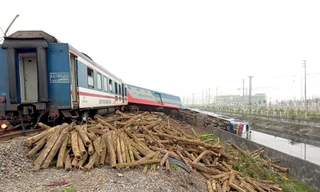 Ô tô tải đỗ sai, tàu Thống Nhất gặp nạn, lật 3 toa