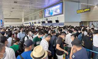 Khách ồ ạt đi du lịch, tình trạng chậm huỷ chuyến bay gia tăng, Bộ GTVT chỉ đạo khẩn