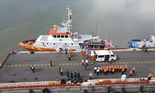 Đưa thi thể 13 thuyền viên Trung Quốc ở Côn Đảo vào bờ