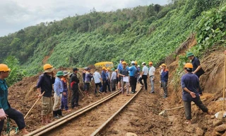 Đường sắt Bắc - Nam thông tuyến sau gần 2 ngày gián đoạn vì mưa lũ