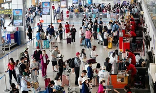 Sân bay Nội Bài, ga Hà Nội tấp nập khách ngày đầu nghỉ Giỗ Tổ
