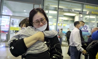 Thêm 300 người Việt ở Ukraine về tới Hà Nội 