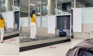 Cục Hàng không sẽ xử lý nghiêm nữ khách đứng lên băng chuyển hành lý sân bay