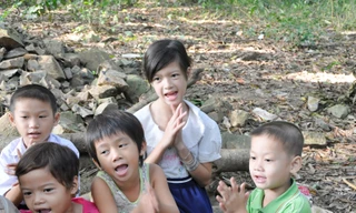 Bé Thảo cùng các em nhỏ trên đảo Hòn Chuối