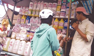 Phóng viên Tiền Phong (áo xanh) thâm nhập chợ phụ gia, hóa chất Ảnh: LN