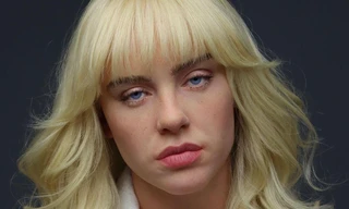 Hoảng hồn tượng sáp Billie Eilish: Như U50, trông còn buồn ngủ hơn cả chính chủ!