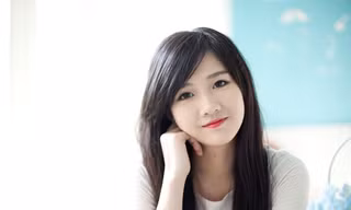 Nữ sinh Việt đẹp như tranh vẽ thạo 3 ngoại ngữ