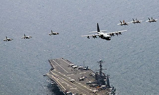 Siêu tàu sân bay Mỹ tuần tra Biển Đông, đón khách Việt Nam