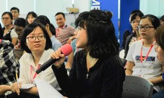 Bạn trẻ học tiêu dùng tin tức thông minh