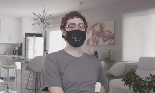 Khẩu trang hiển thị nụ cười, sáng đèn nhấp nháy khi nói 