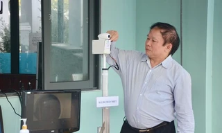 Tự tay chế máy đo thân nhiệt từ xa, nguyên Thứ trưởng Bộ GD - ĐT giành giải thưởng