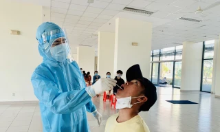 KTX ĐHQG TP. HCM Xét nghiệm COVID-19 với hàng chục sinh viên đến từ vùng dịch 