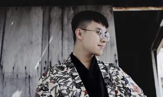 Chàng trai chuyên “make up” giày sneakers bằng họa tiết cung đình