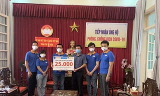 Tặng 25.000 khẩu trang và sách cho người dân Đà Nẵng 