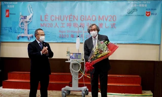 Trường ĐH Văn Lang và đối tác chuyển giao hai máy thở điều trị COVID-19 cho Việt Nam