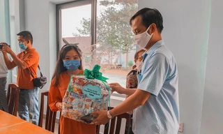 Thăm và tặng quà cho 16 sinh viên “mắc kẹt” tại KTX ĐH Lạc Hồng 