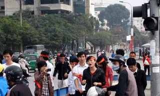 Sững người với đám đông hò hét rèn 'tự tin' giữa đường Hà Nội