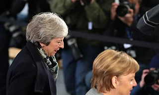 Thủ tướng Anh Theresa May (trái) và Thủ tướng Đức Angela Merkel trong một sự kiện ngày 11/12. Ảnh: Bloomberg