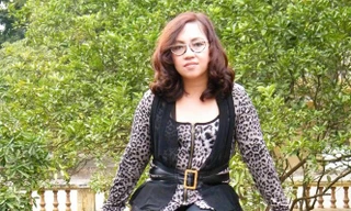 Kỷ niệm biểu diễn ở rạp Khăn Quàng Đỏ của Tốp ca Đội Họa Mi thập kỉ 70 thế kỉ trước, từ phải qua: Chung Thủy, Mai Lan, Tuyết Hằng, Mai Thu Thủy, Dương Thanh Hương, Lệ, Huệ. Ảnh: Tư liệu