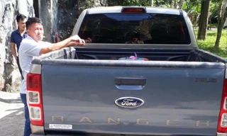 Đối tượng Bùi Ta Boong và chiếc xe chở 6kg thịt ĐVHD vừa bị Kiểm lâm VQG Phong Nha – Kẻ Bàng bắt giữ tại trạm Kiểm lâm số 6