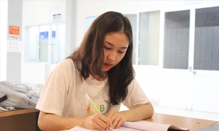 Ngoài giờ lên lớp, Đào Thị Xoan vẫn dành nhiều thời gian tự học. Ảnh: Giang Thanh