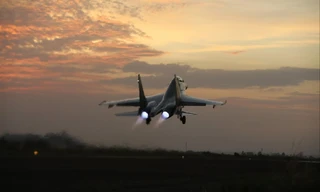 Phi công làm thủ tục trước khi cất cánh ban đêm