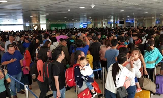 Hành khách làm thủ tục vào phòng chờ bay tại Tân Sơn Nhất. Ảnh: Hồng Vĩnh