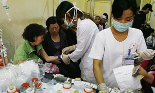 Các y bác sĩ đang điều trị cho các bệnh nhân chữa bệnh ở viện K. Ảnh: Hồng Vĩnh.