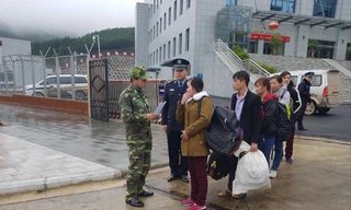 Biên phòng Lạng Sơn tiếp nhận nhiều lao động xuất cảnh trái phép do Trung Quốc trao trả Ảnh: Duy Chiến 