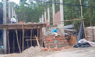 Nhà ông Bình đang xây dựng Ảnh: K.N 