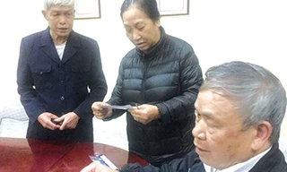 Các CCB bức xúc vì đã mua vé mà không được xem cải lương. Ảnh: Duy Chiến 