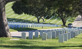 Hình ảnh thường thấy ở nghĩa trang các nước văn minh: Chỉ tấm bia nhô lên còn thì rất bằng phẳng 