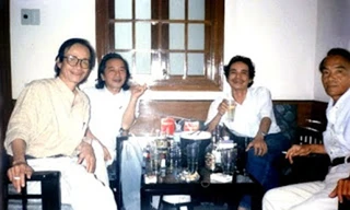 Nhạc sĩ Trịnh Công Sơn với những bạn bè văn nghệ Bình Trị Thiên. Ảnh: TL