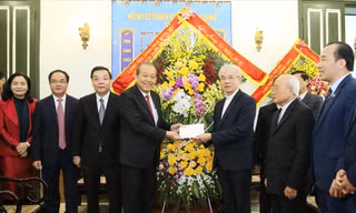 Phó Thủ tướng Thường trực Trương Hòa Bình chúc mừng Giáng sinh Ủy ban Đoàn kết Công giáo Việt Nam. Ảnh: VGP