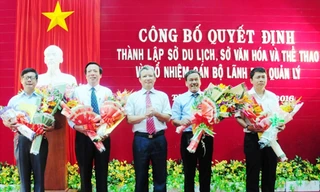 Ông Lê Hữu Minh (thứ hai từ phải qua) được phân công làm Phó giám đốc phụ trách, rồi quyền Giám đốc Sở Du lịch TT-Huế từ khi cơ quan này được thành lập năm 2016Ảnh: N.V