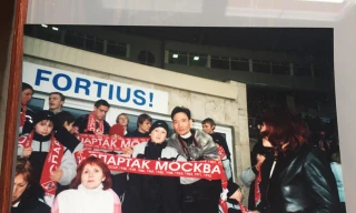 Nghệ sĩ múa Đặng Văn Sơn bên con trai sau một trận đấu 