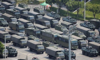 Xe quân sự bên ngoài Trung tâm thể thao Shenzhen Bay ở thành phố Thâm Quyến. Ảnh: Reuters