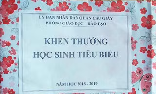 Thùng quà rỗng ruột Phòng GD&ĐT quận Cầu Giấy trao tặng cho các học sinh giỏi tiêu biểu