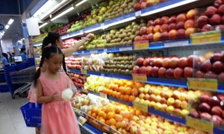 Trái cây ngoại bày bán tràn ngập ở siêu thị Co.opmark Cần Thơ 