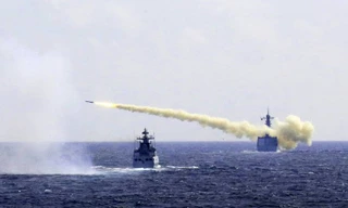 Hải quân Trung Quốc tập trận bắn đạn thật trên biển Hoa Đông Ảnh: AP