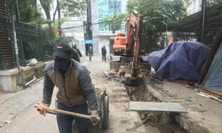 Đào đường làm lại hệ thống thoát nước ở Hà Nội không được quây che, phát thải bụiẢnh: P.V