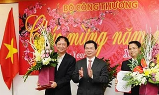 Ông Vũ Huy Hoàng (giữa) bị cách chức Bí thư Ban cán sự Đảng Bộ Công Thương và xóa tư cách nguyên Bộ trưởng Bộ Công Thương