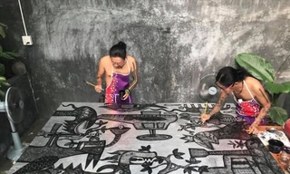 Hai anh em song sinh Thanh - Hải đang đồng sáng tạo trên một tác phẩm. Ảnh: NVCC