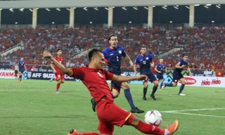 Cổ động viên Việt Nam ăn mừng chiến thắng trên khán đài sân vận động Mỹ Đình tối 6/12