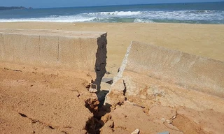 Tuyến kè bờ biển Tam Quan Bắc (huyện Hoài Nhơn, Bình Định) bị sập khi đưa vào sử dụng được vài tháng. Ảnh: Tr.Định