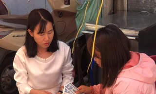 Nhân viên (bìa trái) mang tiền lẻ mới giao tận nơi