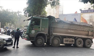 Thay vì “Giấy phép đặc biệt” hơn 100 xe tải tại công trình 43 Hai Bà Trưng đang sử dụng văn bản chấp thuận để qua các chốt Thanh tra, CSGT