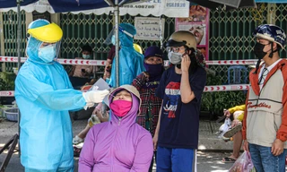Người dân và tiểu thương chợ Nại Hiên Đông (quận Sơn Trà, TP Đà Nẵng) được lấy mẫu xét nghiệm ngay ở chợ.Ảnh: Nguyễn Thành